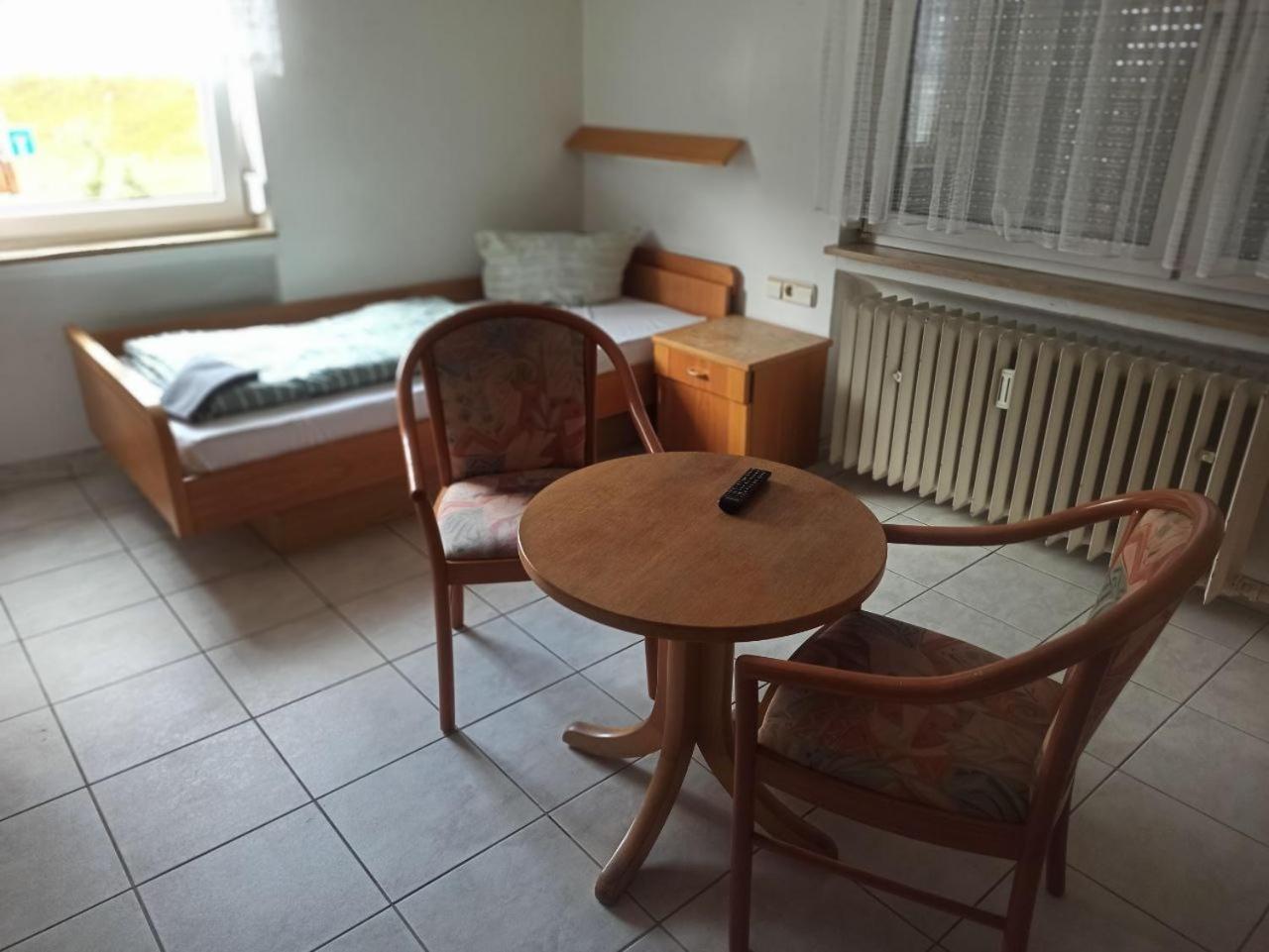Monteurzimmer - Waldbronn Bagian luar foto